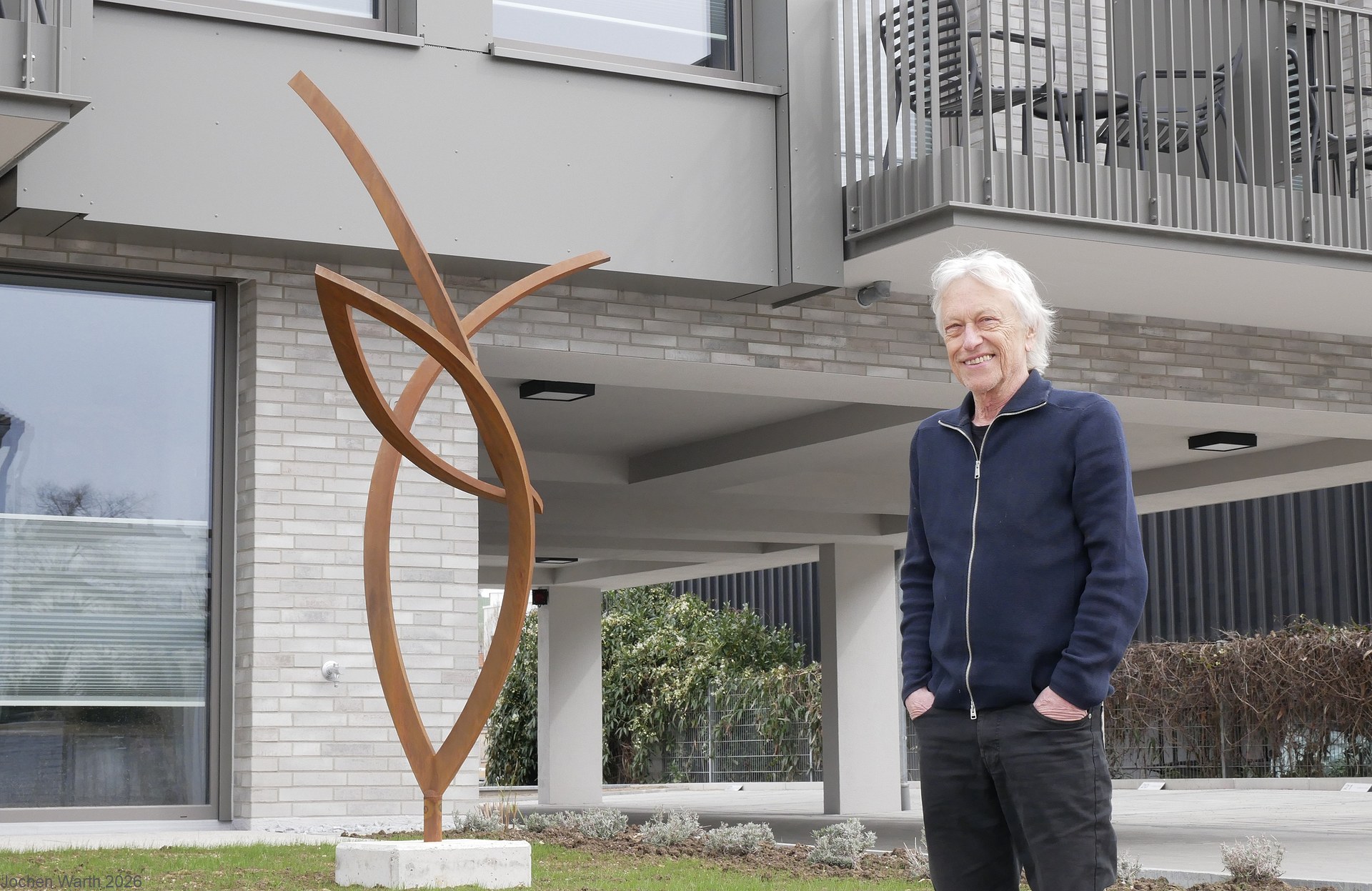 Jochen Warth vor seiner fertigen Stahlskulptur