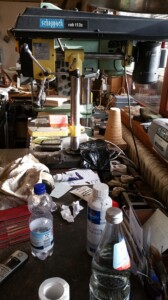 Einblick in die Werkstatt von Jochen Warth: Werkzeug Foto Werkbank