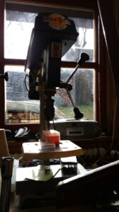 Einblick in die Werkstatt von Jochen Warth: Werkzeug Foto: Standbohrmaschine