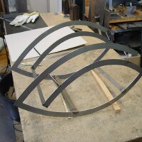 Die Stirnseiten der Skultpur bilden den Rahmen, der danach mit der Außenhaut verkleidet wird.