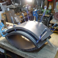 Mit einer Vielzahl von Zwingen wird das Blech der Außenhaut gebogen und zum Schweißen präzise in Position gehalten.