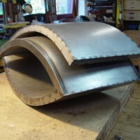 Die Skulptur ist fast fertig. Einige Nähte sind noch gepunktet und werden später durchgehend geschweißt.