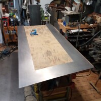 Arbeit an der Wulleplatz-Skulptur 2022/09: Erste Sägung Blick ins Atelier mit einer unfertigen Stahlskulptur