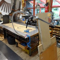 Arbeit an der Wulleplatz-Skulptur 2022/09: Bögen Blick ins Atelier mit einer unfertigen Stahlskulptur