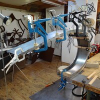 Arbeit an der Wulleplatz-Skulptur 2022/09: Bögen Blick ins Atelier mit einer unfertigen Stahlskulptur