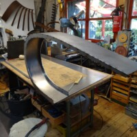 Arbeit an der Wulleplatz-Skulptur 2022/09: Bögen Blick ins Atelier mit einer unfertigen Stahlskulptur