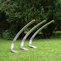 Ohne Titel, 2006, Edelstahl, punktgeschweißter Hohlkörper, dreiteilig, ca. 2 x 3 x 1.5 m