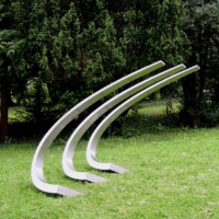 Ohne Titel, 2006, Edelstahl, punktgeschweißter Hohlkörper, dreiteilig, ca. 2 x 3 x 1.5 m