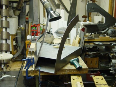 Einblick in die Werkstatt von Jochen Warth: Entstehung einer Stahlplastik Foto vom Arbeitsprozess an einer Stahlplastik