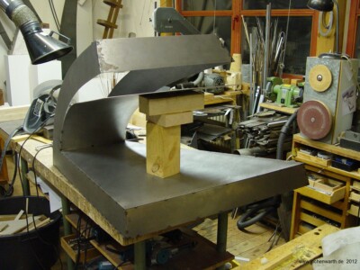 Einblick in die Werkstatt von Jochen Warth: Entstehung einer Stahlplastik Foto vom Arbeitsprozess an einer Stahlplastik