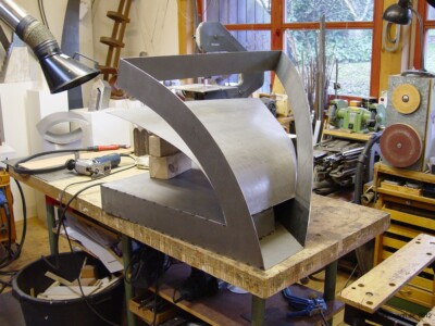 Einblick in die Werkstatt von Jochen Warth: Entstehung einer Stahlplastik Foto vom Arbeitsprozess an einer Stahlplastik