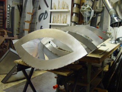 Einblick in die Werkstatt von Jochen Warth: Entstehung einer Stahlplastik Foto vom Arbeitsprozess an einer Stahlplastik