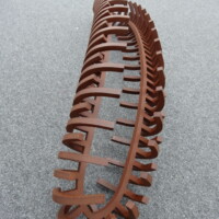 Nachdem die Skulptur Ende 2020 fertig geschweißt war, kam sie nach draußen um die Rostschicht zu entwickeln. Foto einer Skulptur von Jochen Warth