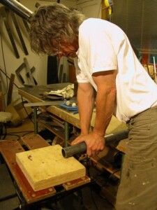 Blechbiegen Foto von Jochen Warth bei der Arbeit im Atelier
