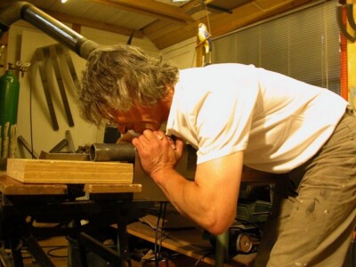 Blechbiegen Foto von Jochen Warth bei der Arbeit im Atelier