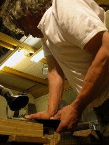 Blechbiegen Foto von Jochen Warth bei der Arbeit im Atelier