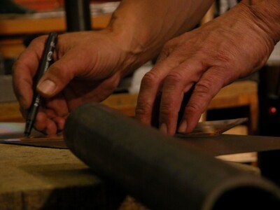 Foto von Jochen Warth bei der Arbeit im Atelier