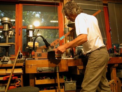 Jochen Warth Foto von Jochen Warth bei der Arbeit im Atelier