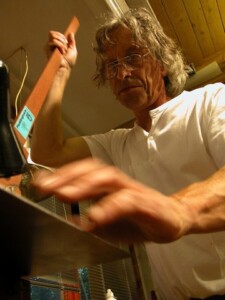 Jochen Warth Foto von Jochen Warth bei der Arbeit im Atelier