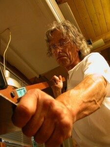 Jochen Warth Foto von Jochen Warth bei der Arbeit im Atelier