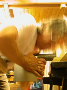 Blechbiegen Foto von Jochen Warth bei der Arbeit im Atelier