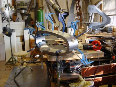 Foto vom Arbeitsprozess an einer Stahlplastik