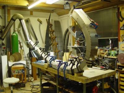 Foto vom Arbeitsprozess an einer Stahlplastik