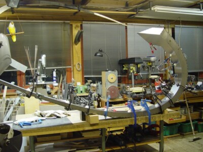 Foto vom Arbeitsprozess an einer Stahlplastik