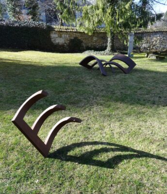 Foto von zwei Stahlskulpturen von Jochen Warth im Garten der Klosterkirche Pfullingen