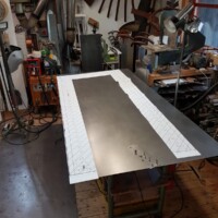 Arbeit an der Wulleplatz-Skulptur 2022/09: Das erste blanke Stahlblech Blick ins Atelier mit einer unfertigen Stahlskulptur