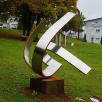 Stahl-Skulptur von Jochen Warth im Krügerpark in Eningen unter Achalm, errichtet im Oktober 2020. Foto der Skulptur für Eningen 2020