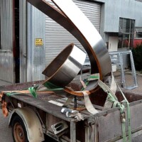 Die Skulptur auf ihrem Weg zur Installation