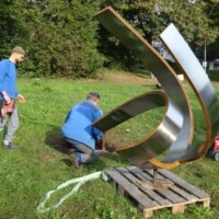 Installation der Skulptur im Krügerpark in Eningen unter Achalm