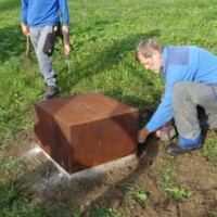 Der Sockel ist mit Cortenstahl verkleidet