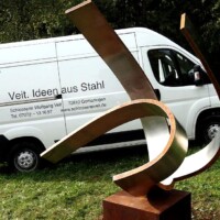 Das Team der Schlosserei Veit hat tolle Arbeit geleistet. Vielen Dank Wolfgang! Foto der Skulptur in Eningen mit Lieferwagen