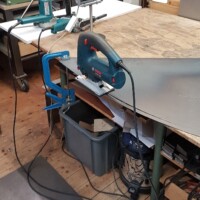 Auftragsarbeit für eine Immobilie in Metzingen 2026: Sägen der Seitenteile Stichsäge mit Blech