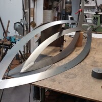 Auftragsarbeit für eine Immobilie in Metzingen 2026: Arbeitsfortschritt unfertige Stahlskulptur im Atelier