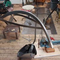 Auftragsarbeit für eine Immobilie in Metzingen 2026: Arbeitsfortschritt unfertige Stahlskulptur im Atelier