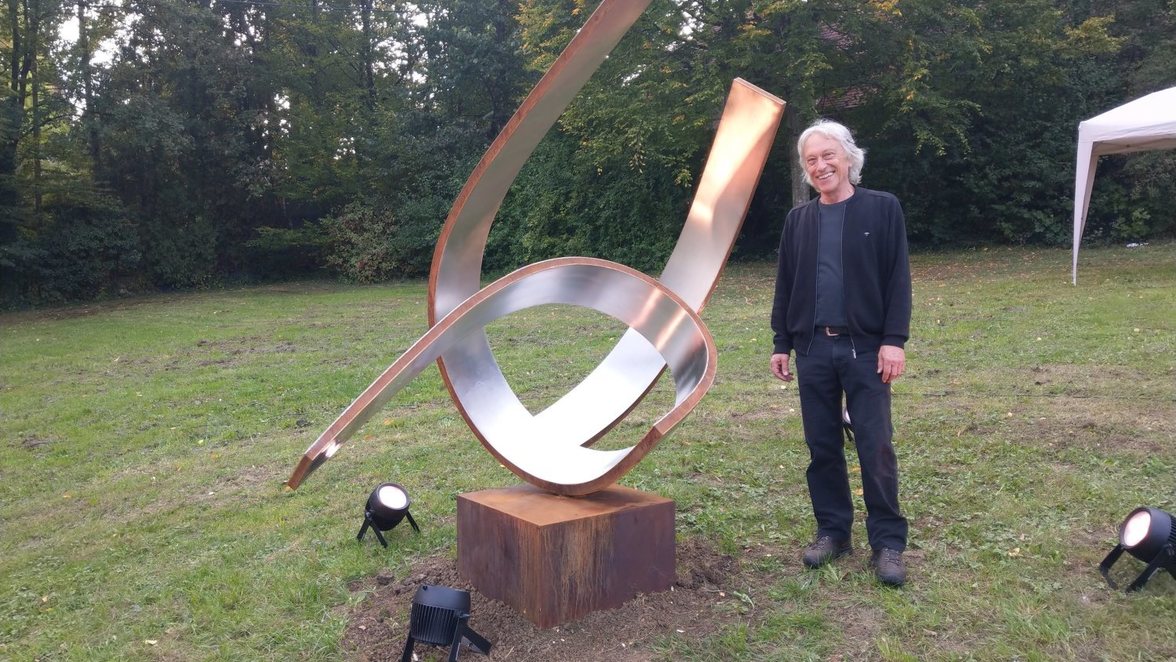 Foto von Jochen Warth an seiner Skulptur in Eningen