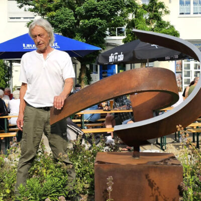 Jochen Warth mit seiner Skulptur am Wulleplatz